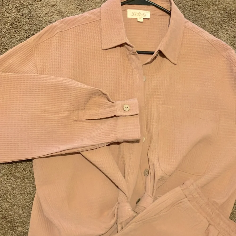 LISTICLE.  TWO PIECE SHORT SET. L/S BLOUSE AND SHORTS. SIZE MEDIUM. SALMON COLOR - Picture 6 of 11